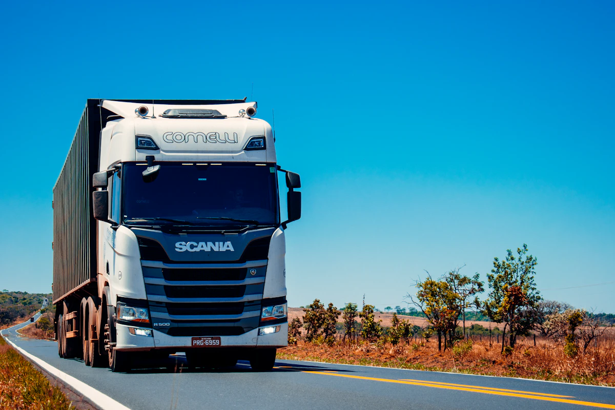 Commercial distribution vehicle and logistics activity